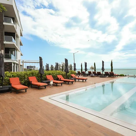 Seaview & Pool